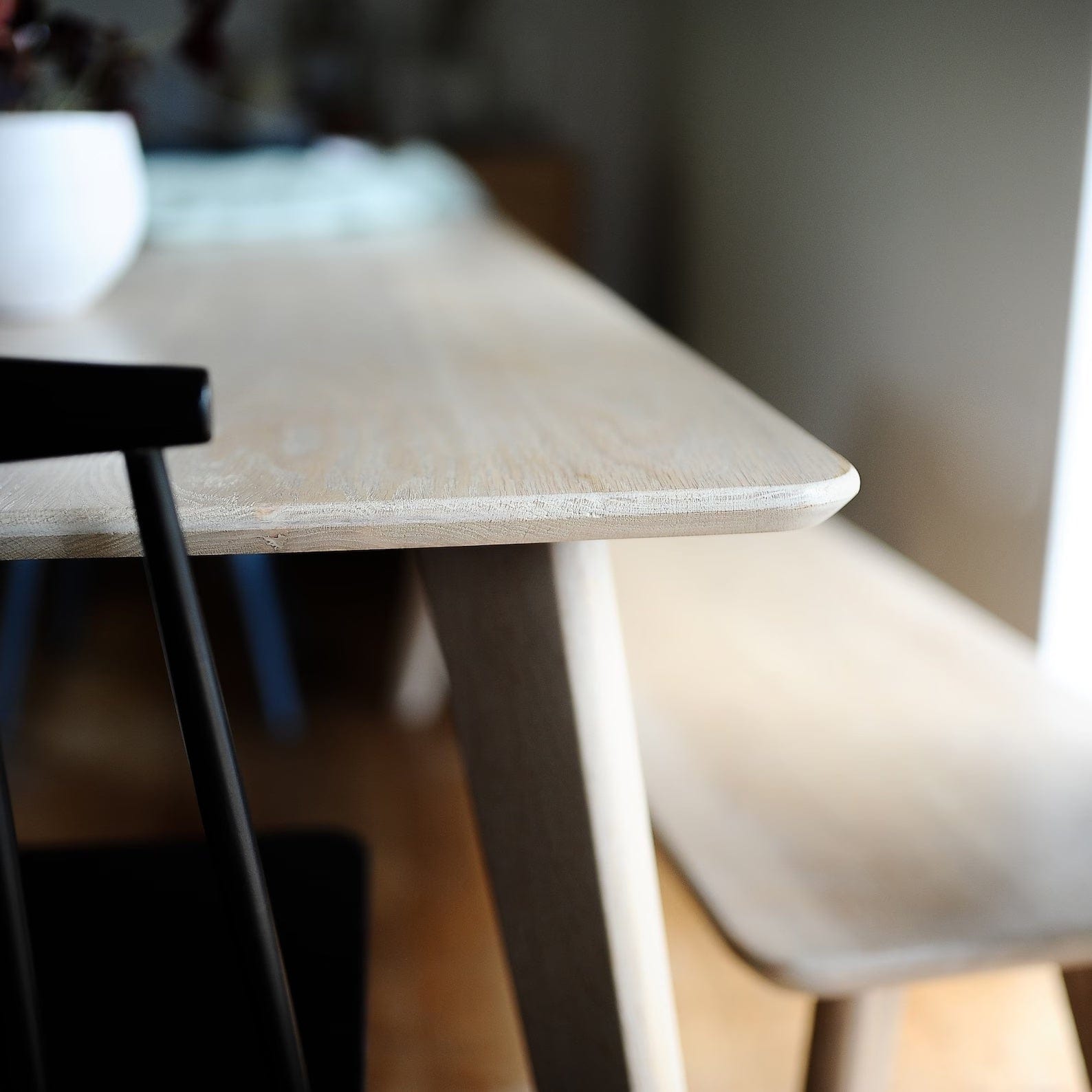 7MAGOKfurniture Kitchen & Dining Room Tables Oak Dining Table & Bench Set, Solid Prime Oak, 4–8 Seater | KANTAR Collection