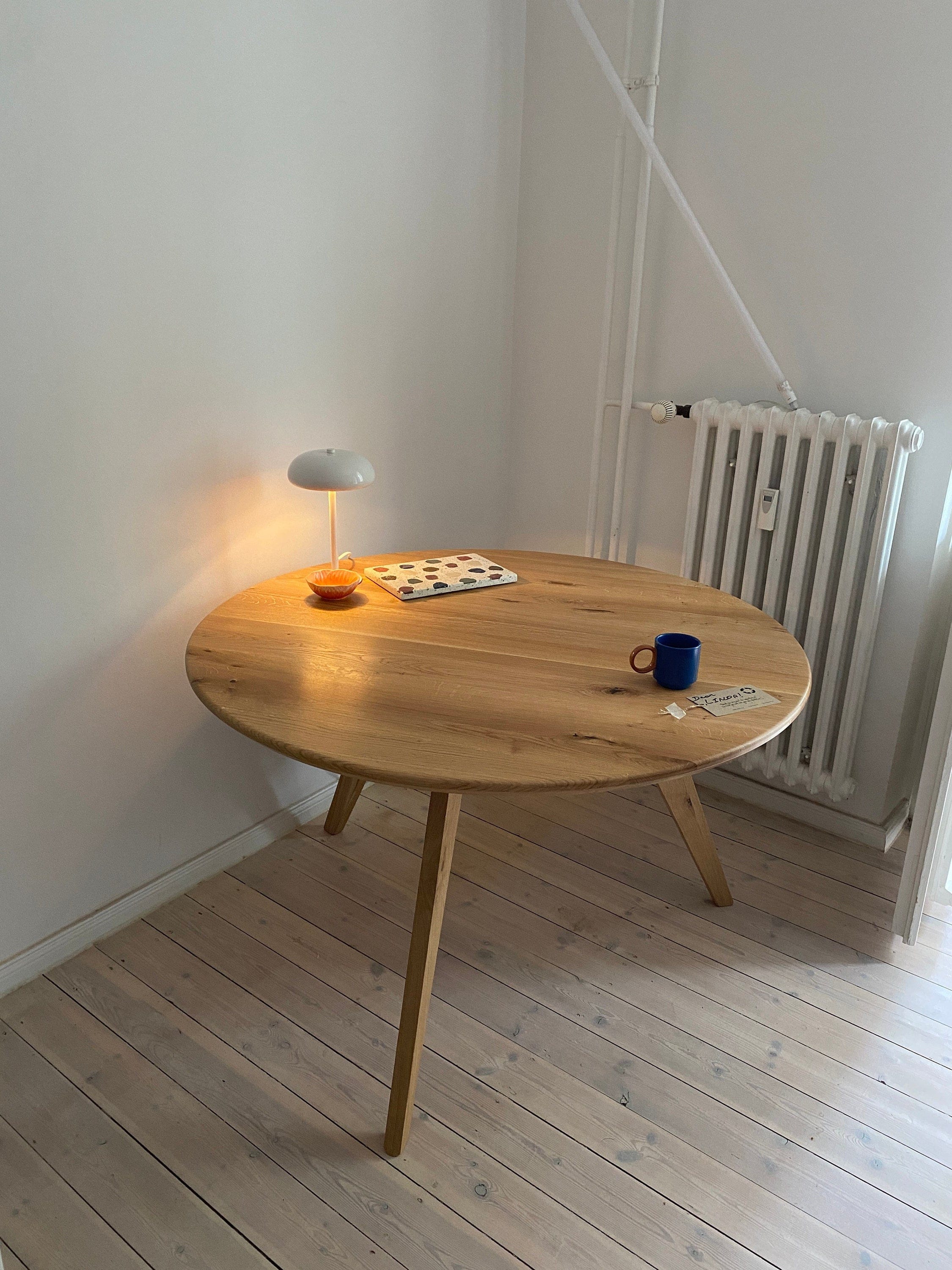 7MAGOKfurniture Kitchen & Dining Room Tables Round Dining Table, 3-Legged, Solid Oak, 4–6 Seater | KANTAR Collection