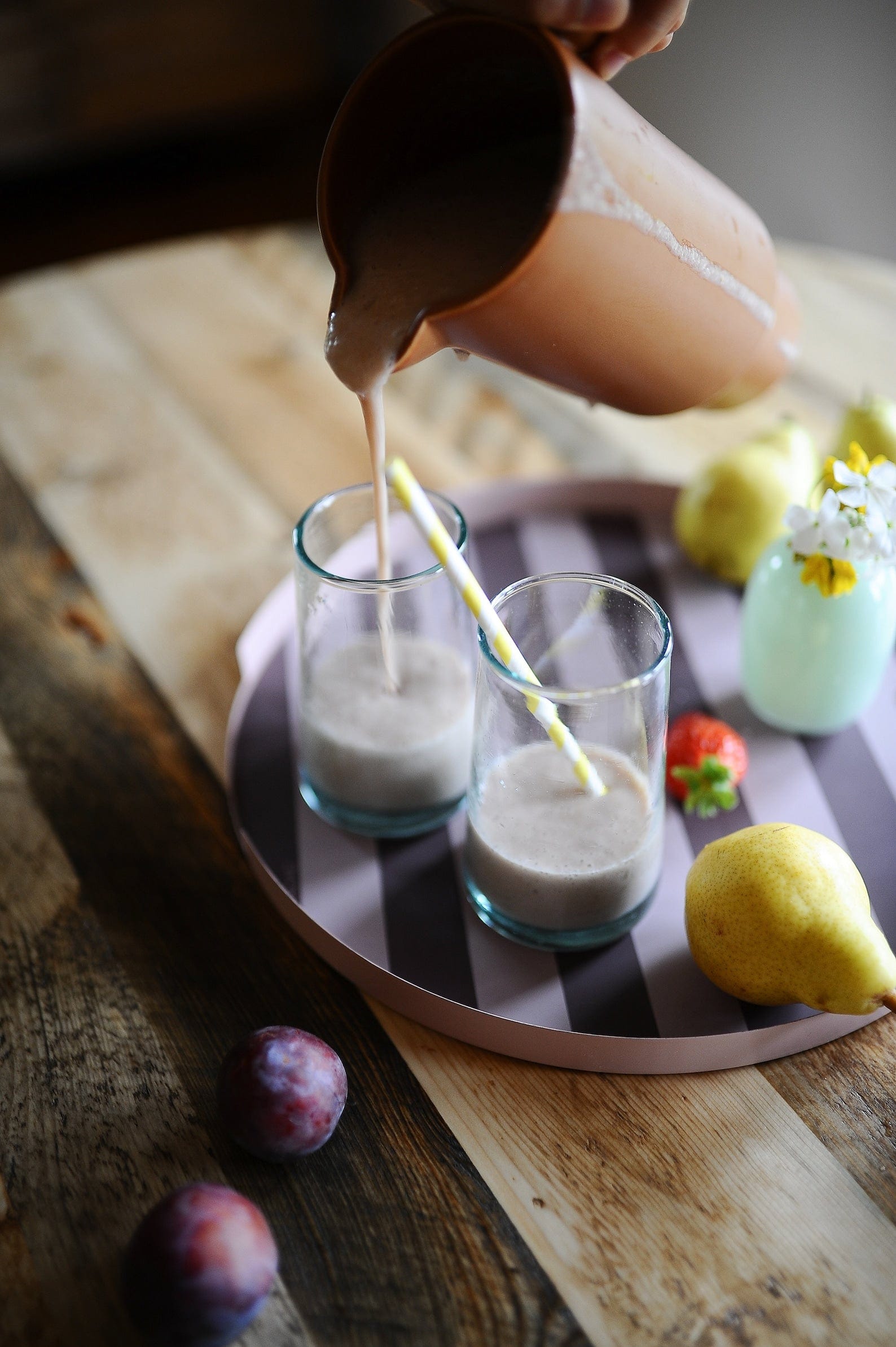 7MAGOKfurniture Kitchen & Dining Room Tables Round Dining Table, Reclaimed Wood on Round Oak Legs | VINTAGE Collection