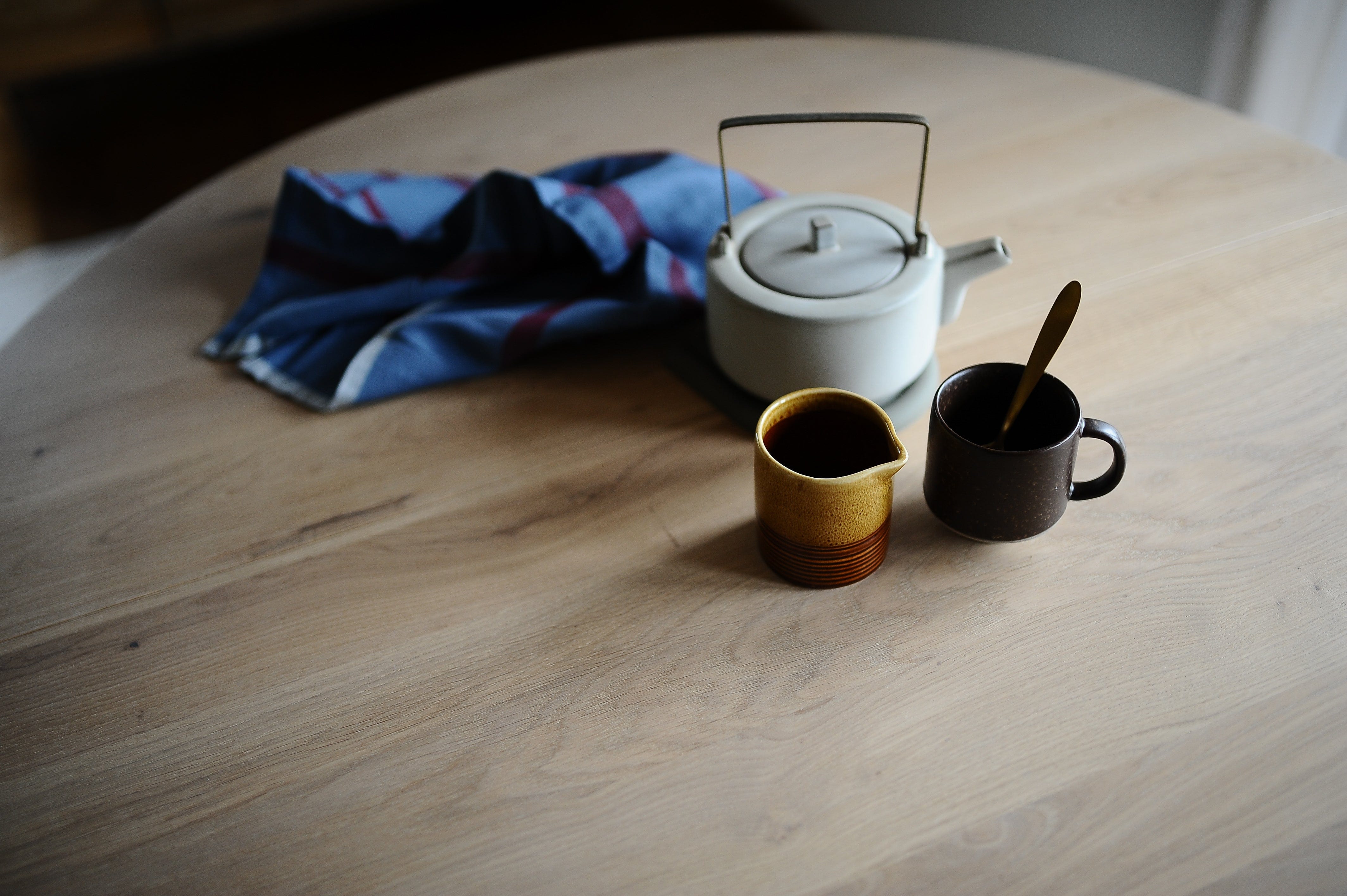 7MAGOKfurniture Kitchen & Dining Room Tables Round Extendable Oak Dining Table with Black Steel Legs | GAIA Collection