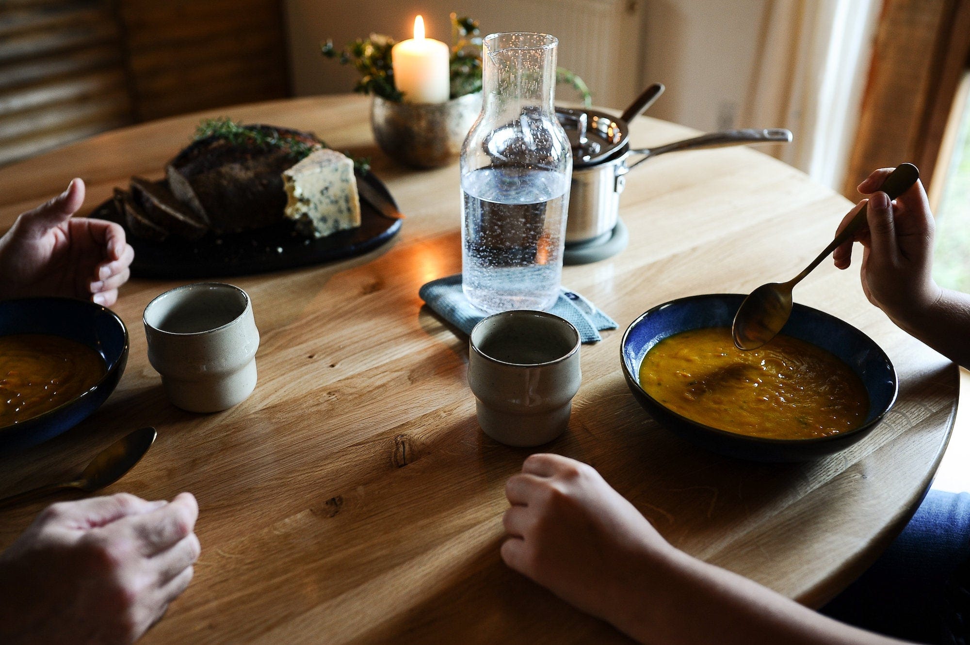 7MAGOKfurniture Kitchen & Dining Room Tables Round Extendable Oak Dining Table with Black Steel Legs | GAIA Collection