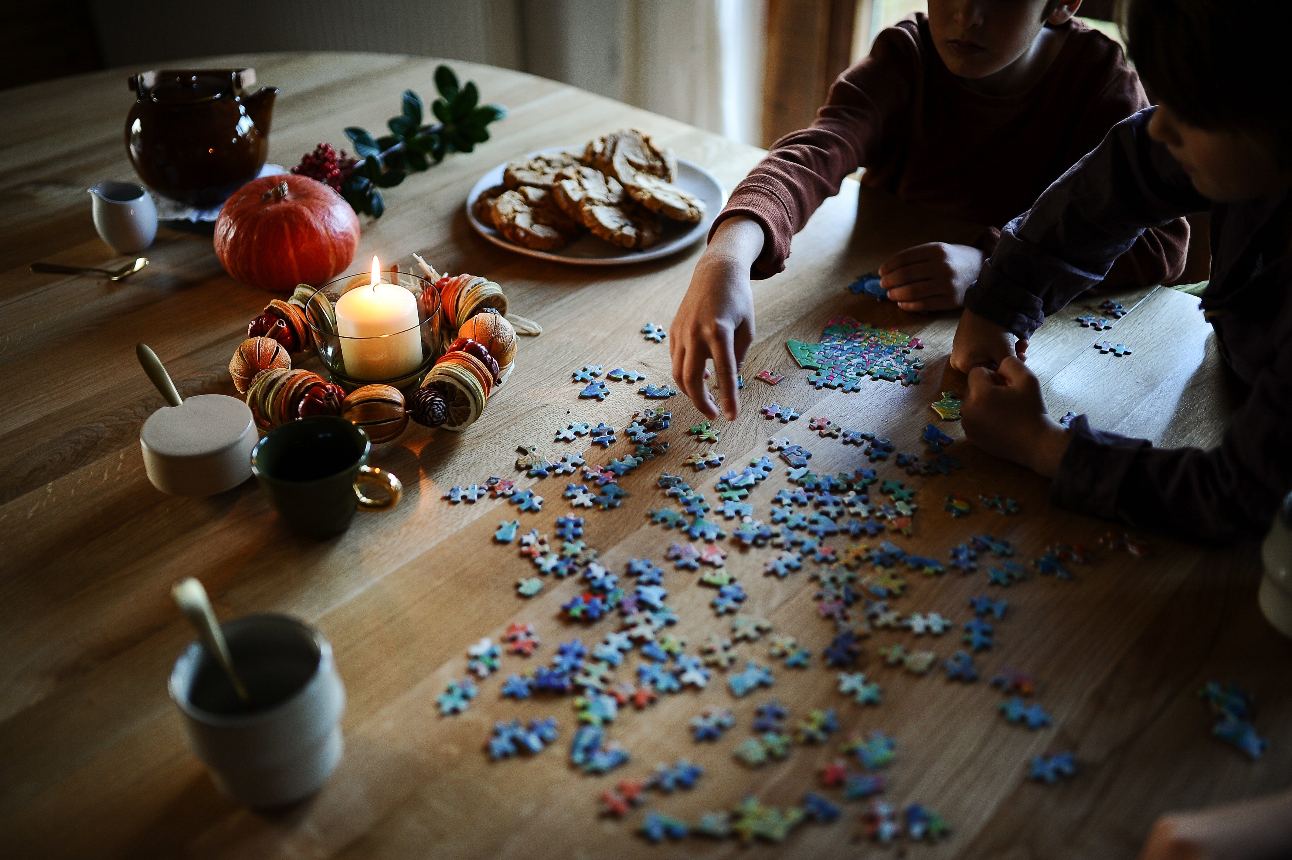 7MAGOKfurniture Kitchen & Dining Room Tables Round Extendable Solid Oak Dining Table with Steel Legs, Seats 6–10 | OAKWELL Collection
