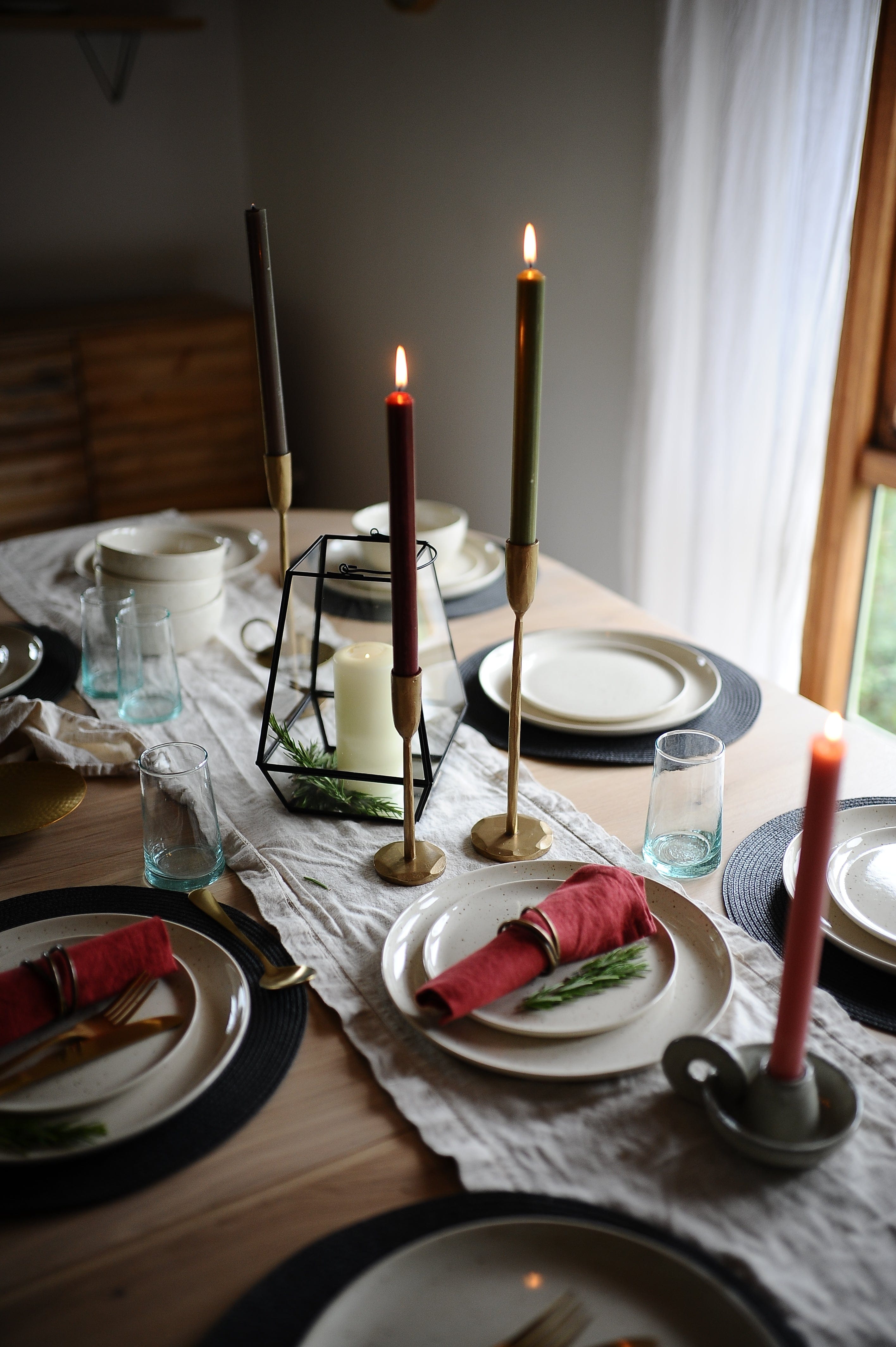 7MAGOKfurniture Kitchen & Dining Room Tables Round Extendable Solid Oak Dining Table with Swiss Edge | KANTAR Collection
