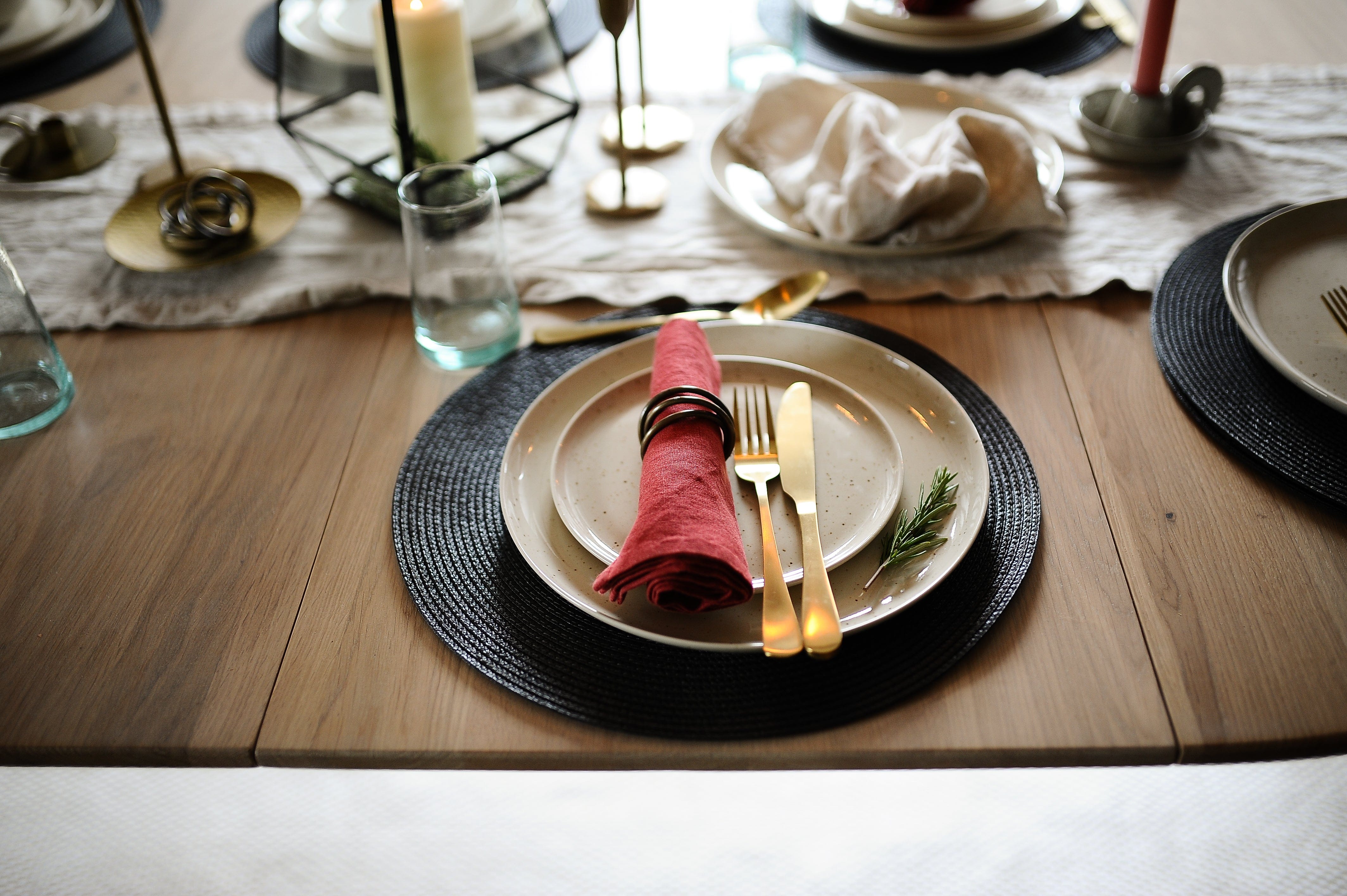 7MAGOKfurniture Kitchen & Dining Room Tables Round Extendable Solid Oak Dining Table with Swiss Edge | KANTAR Collection