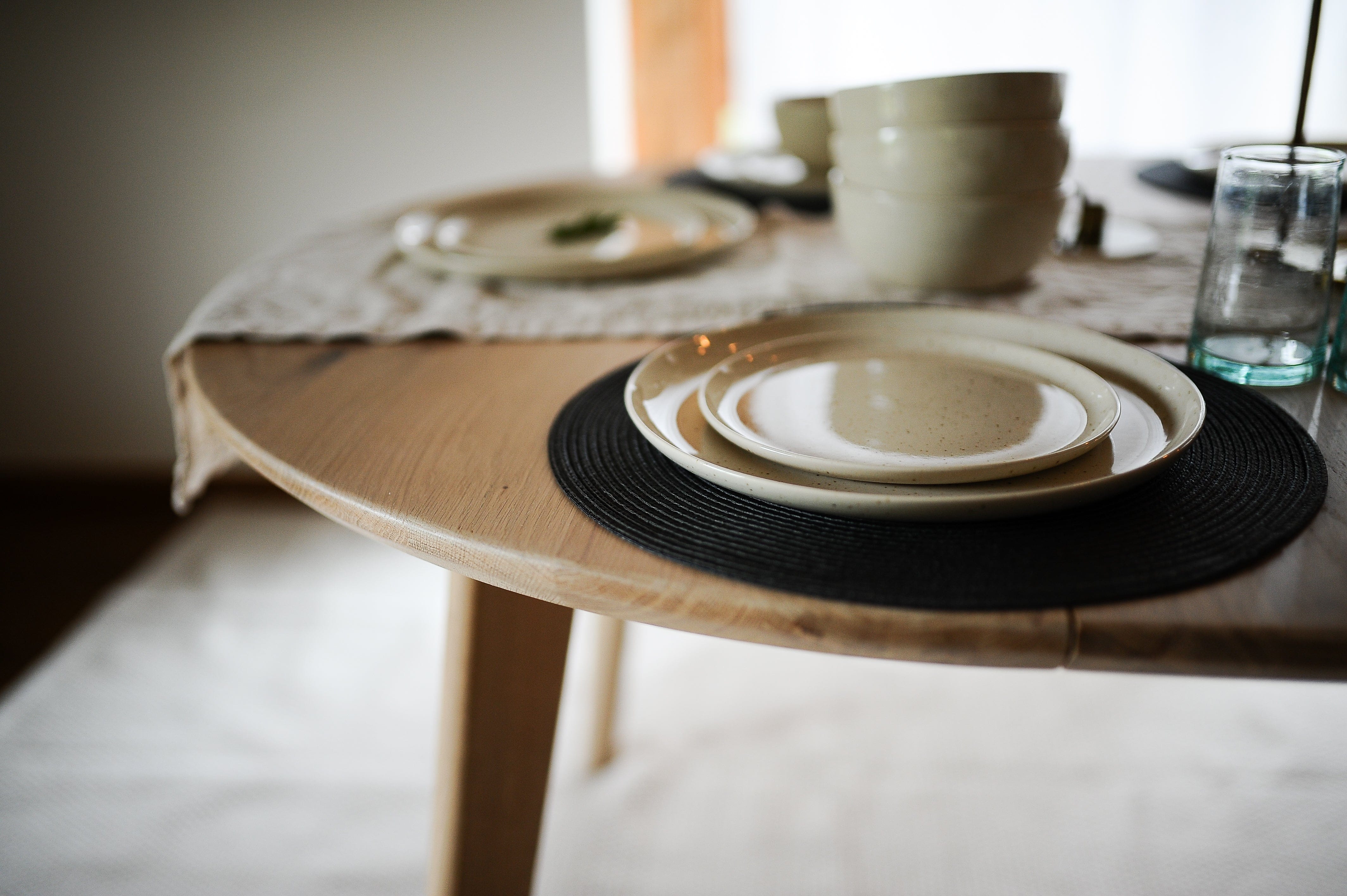 7MAGOKfurniture Kitchen & Dining Room Tables Round Extendable Solid Oak Dining Table with Swiss Edge | KANTAR Collection