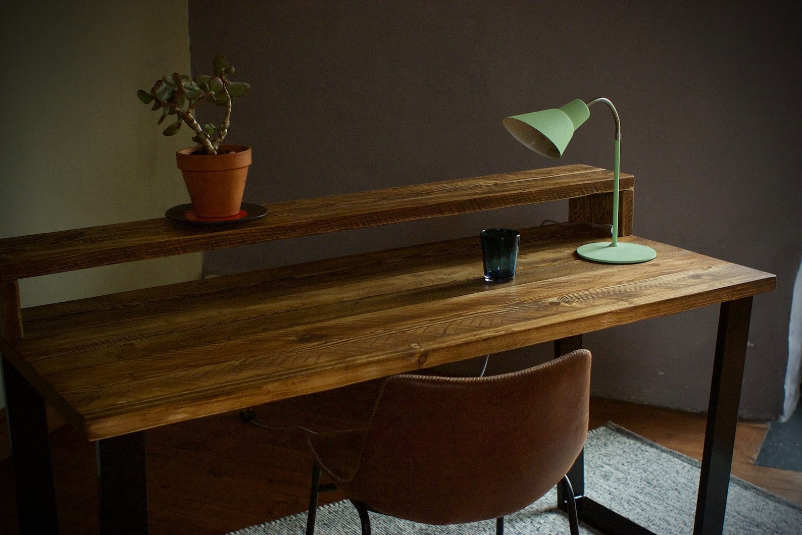 Schreibtisch mit Monitorständer, Altholz auf industriellen V-Rahmenbeinen / INDUSTRIAL Collection