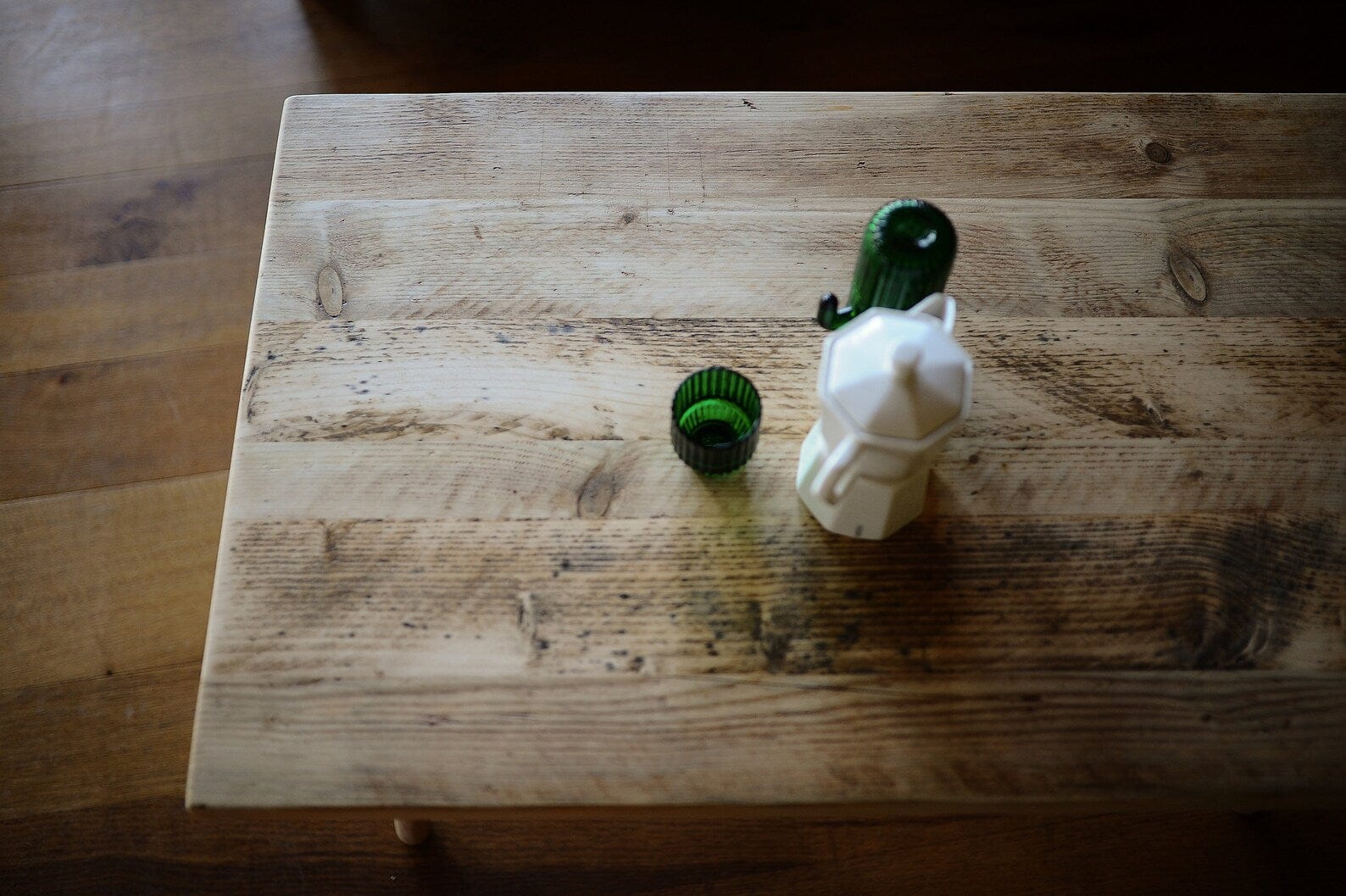 Couchtisch, nachhaltig recyceltes Gerüstholz auf dänischen Eichenbeinen / VINTAGE Kollektion
