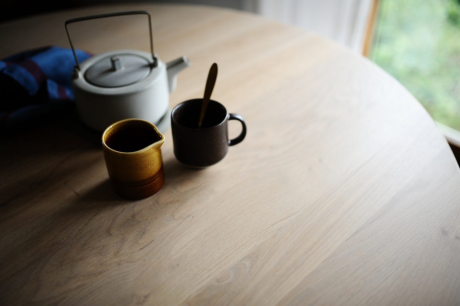 Round Extendable Solid Oak Dining Table, Swiss Edge, Prime Oak / KANTAR Collection