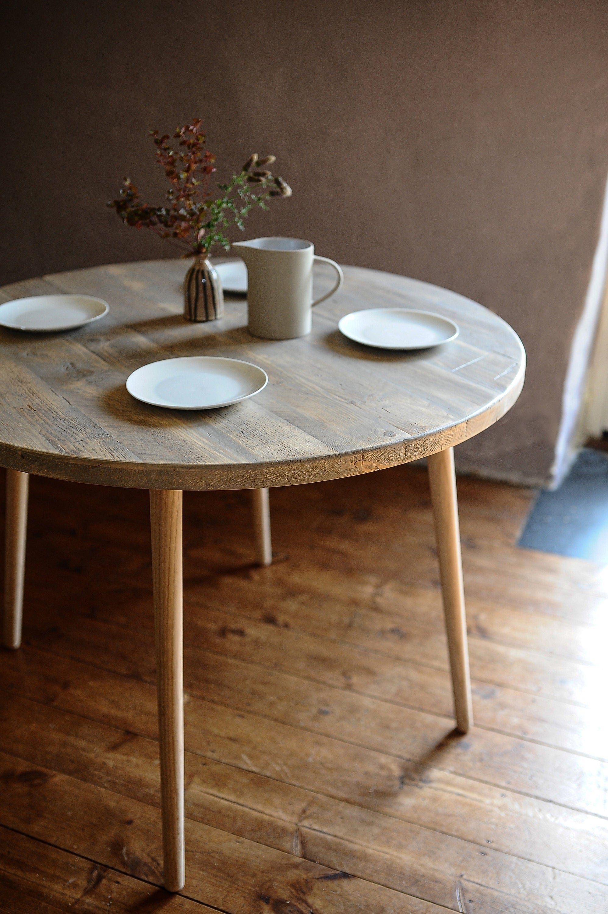 7MAGOKfurniture Kitchen & Dining Room Tables Round Dining Table, Reclaimed Wood on Round Oak Legs | VINTAGE Collection