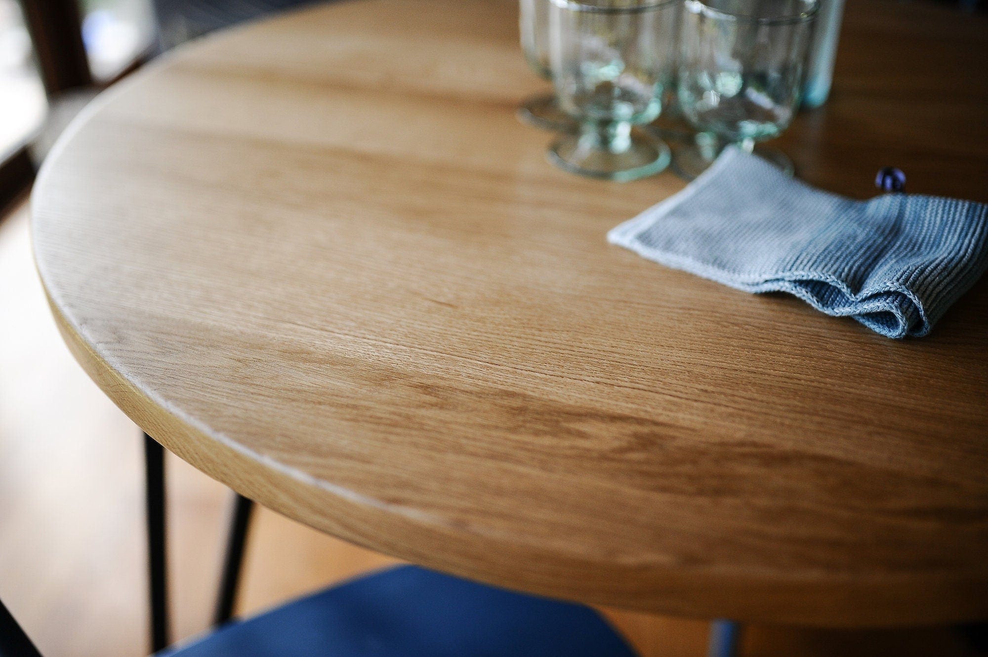 7MAGOKfurniture Kitchen & Dining Room Tables Round Extendable Solid Oak Dining Table with Steel Legs, Seats 6–10 | OAKWELL Collection