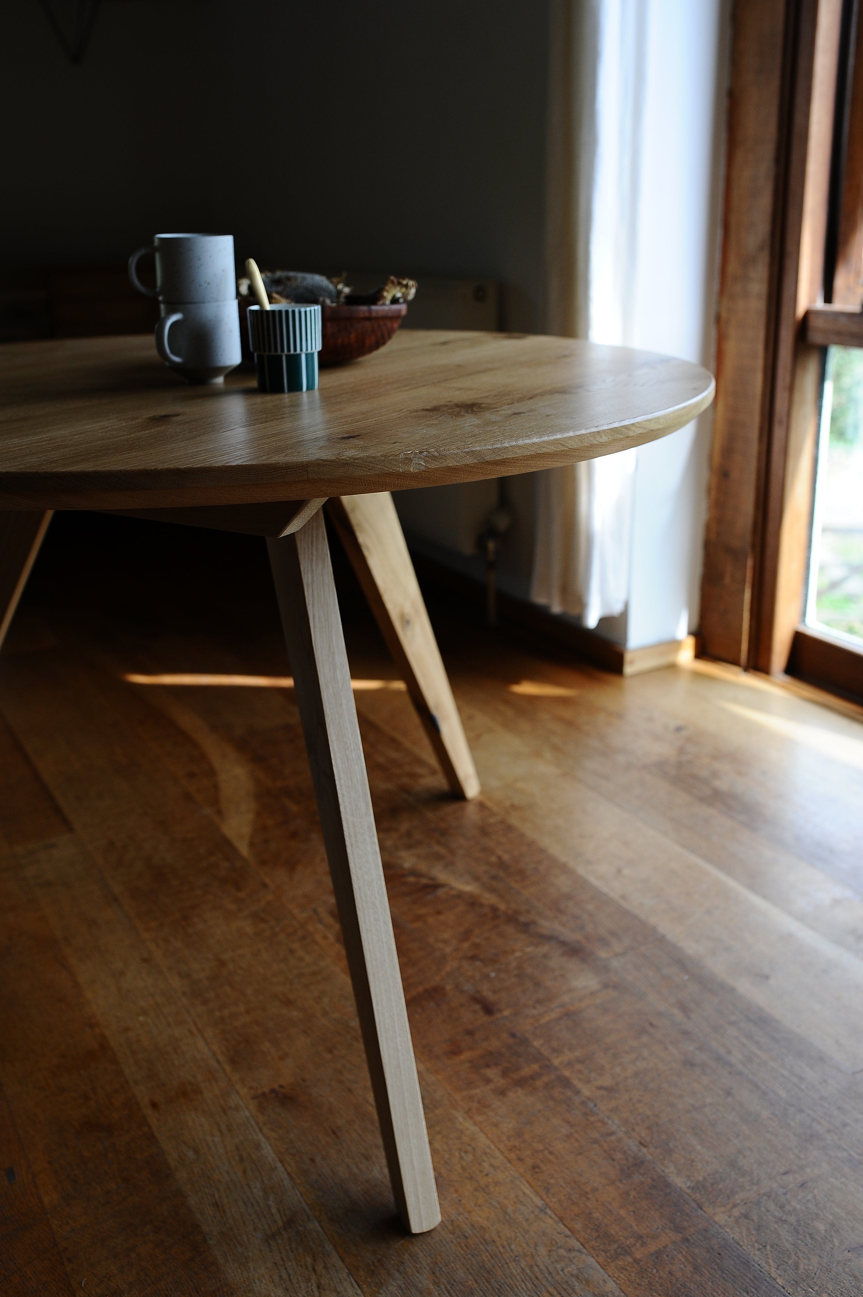 7MAGOKfurniture Kitchen & Dining Room Tables Round Dining Table, 3-Legged, Solid Oak, 4–6 Seater | KANTAR Collection