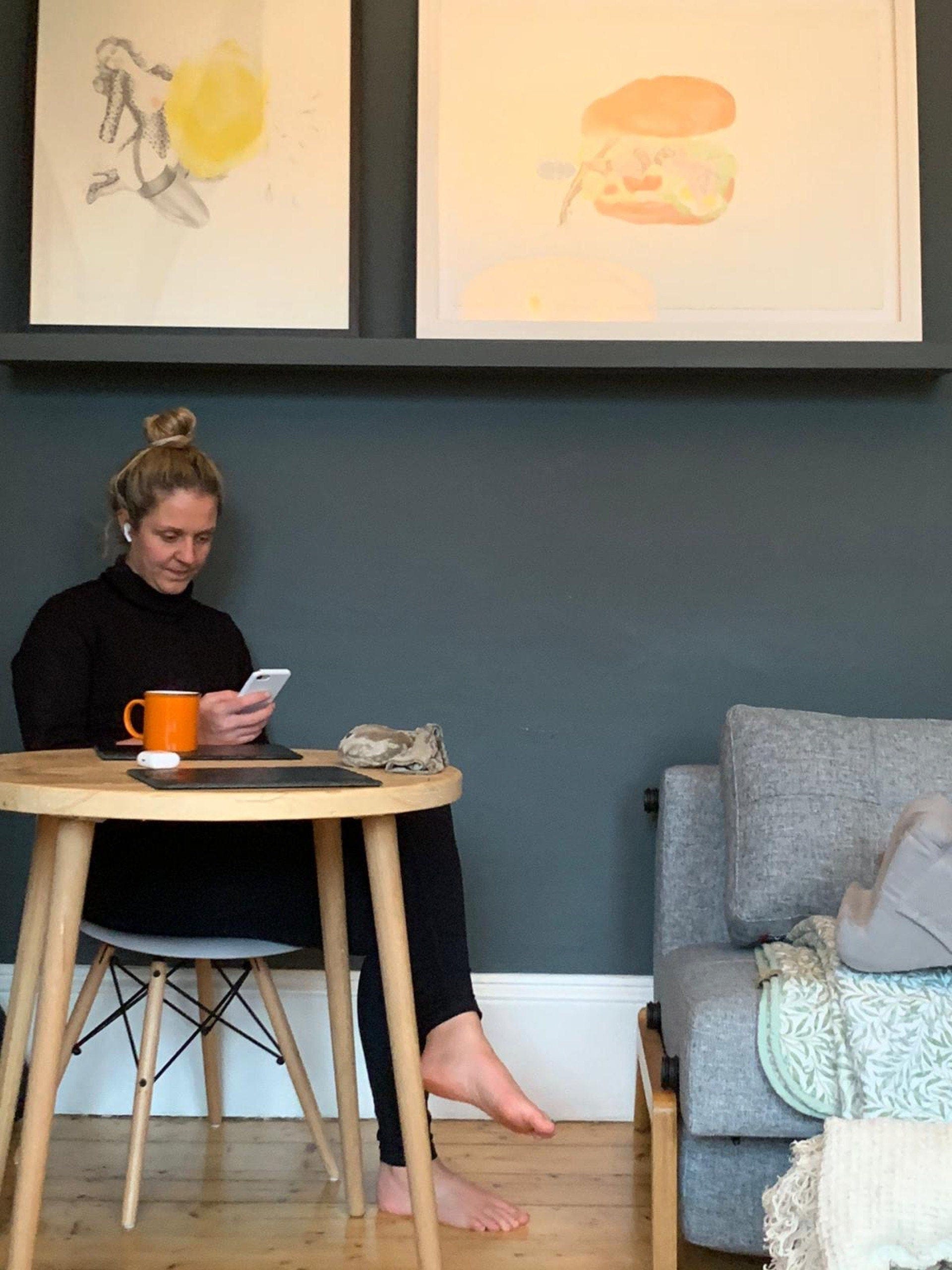 7MAGOKfurniture Kitchen & Dining Room Tables Round Dining Table, Reclaimed Wood on Round Oak Legs | VINTAGE Collection