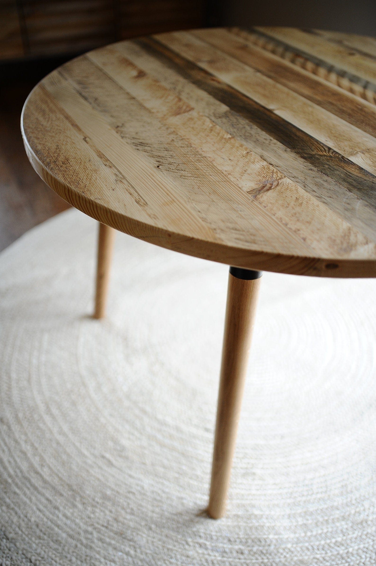 7MAGOKfurniture Kitchen & Dining Room Tables Round Dining Table, Reclaimed Wood on Round Oak Legs | VINTAGE Collection