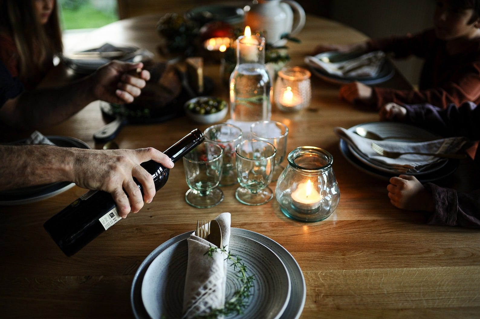 7MAGOKfurniture Kitchen & Dining Room Tables Round Extendable Solid Oak Dining Table with Steel Legs, Seats 6–10 | OAKWELL Collection