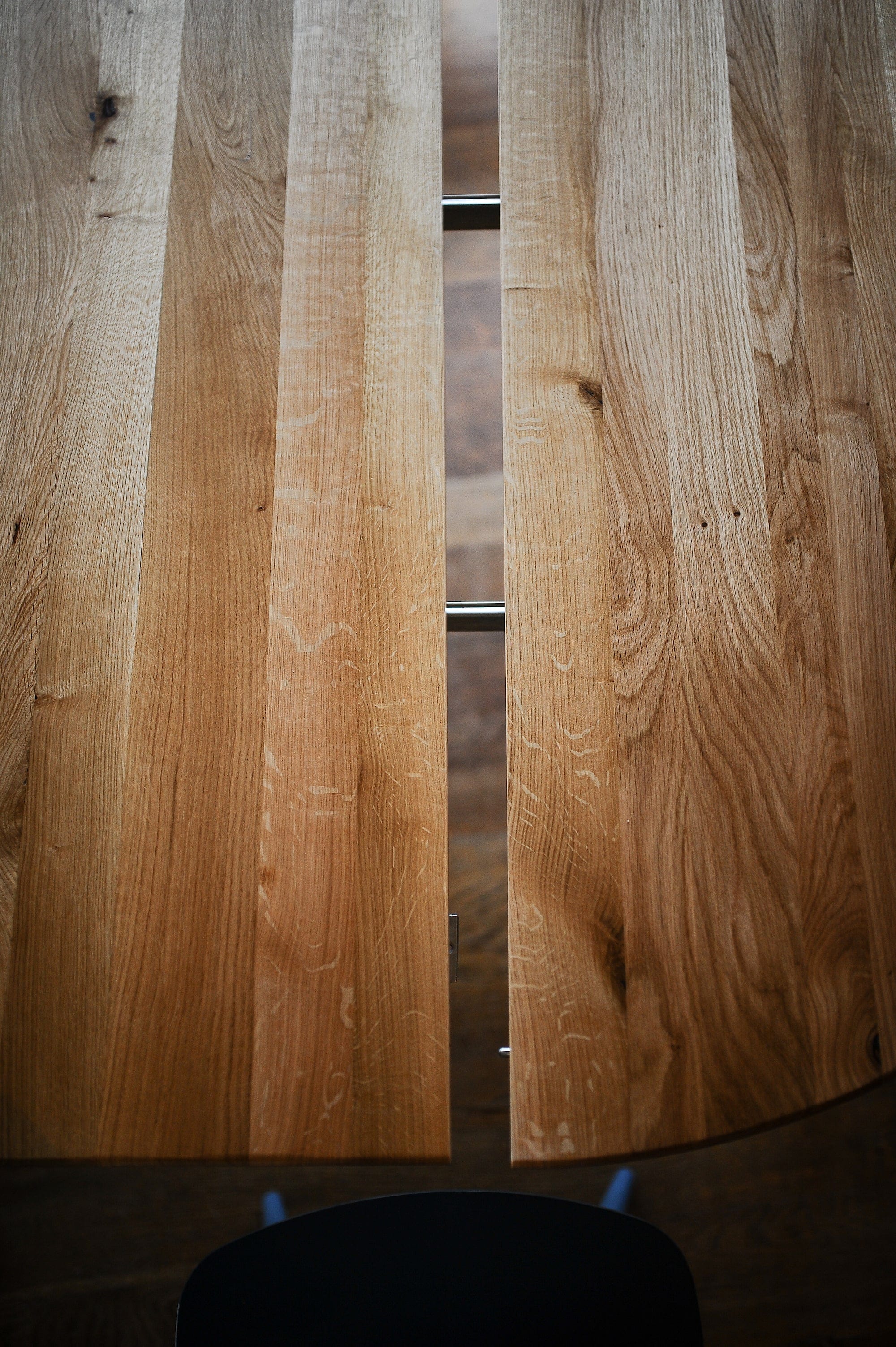 7MAGOKfurniture Kitchen & Dining Room Tables Round Extendable Solid Oak Dining Table with Steel Legs, Seats 6–10 | OAKWELL Collection