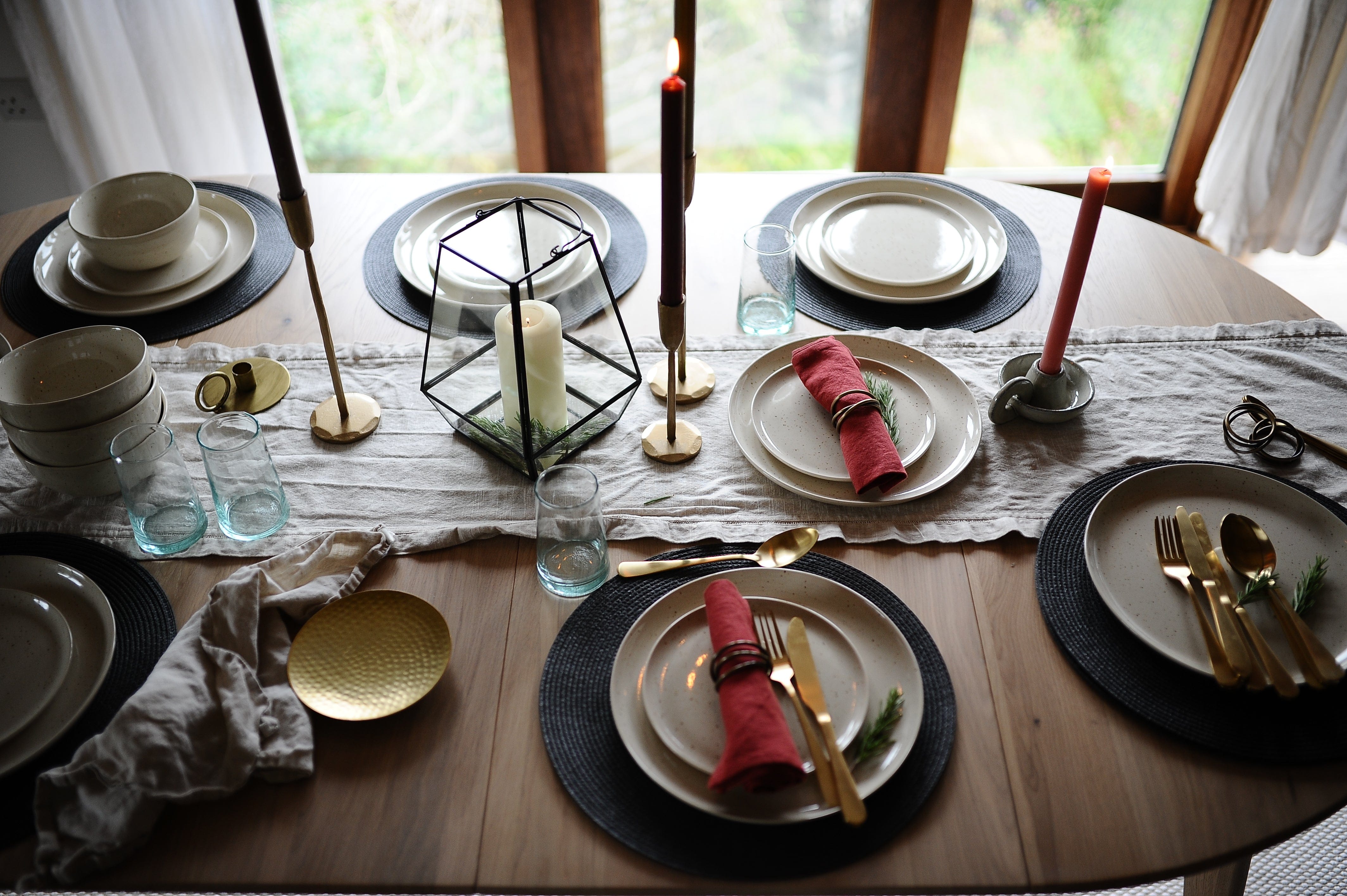 7MAGOKfurniture Kitchen & Dining Room Tables Round-to-Oval Extendable Solid Oak Dining Table, Swiss Edge | KANTAR Collection