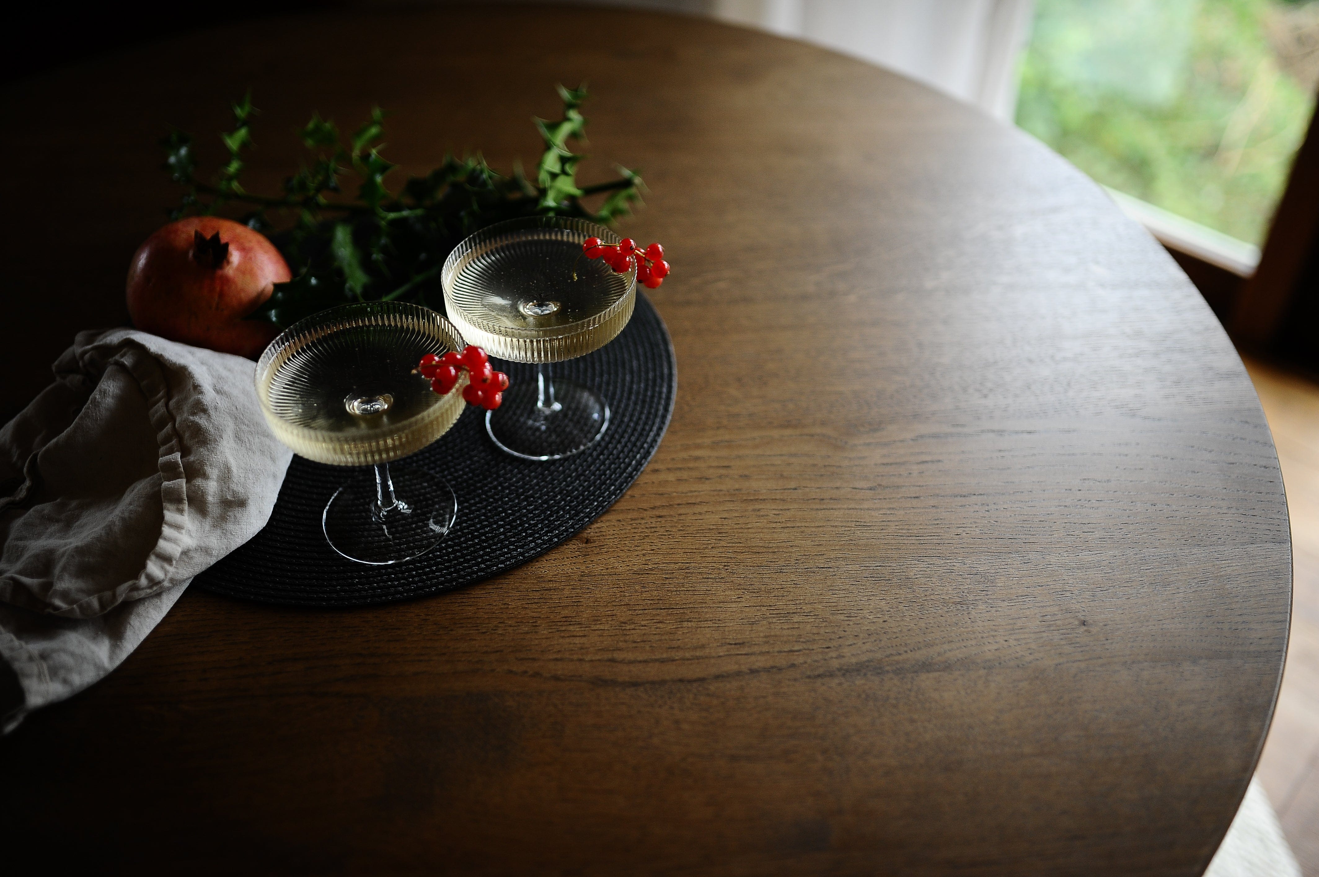 7MAGOKfurniture Kitchen & Dining Room Tables Solid Oak Round Dining Table, Seats 2–6, Custom Finish | MILAN Collection