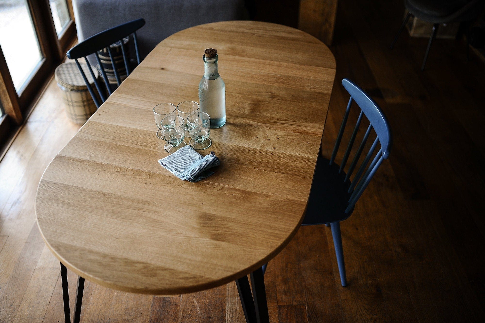 Runder, ausziehbarer Tisch aus massiver Eiche, Stahlbeine, 6–10 Sitzplätze / OAKWELL-Kollektion