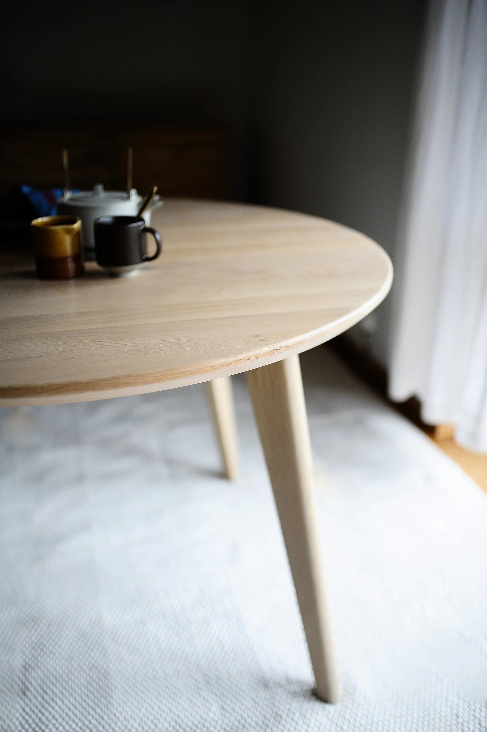 Round Dining Table 4 legged, Solid Oak, 4-6 seater / KANTAR Collection