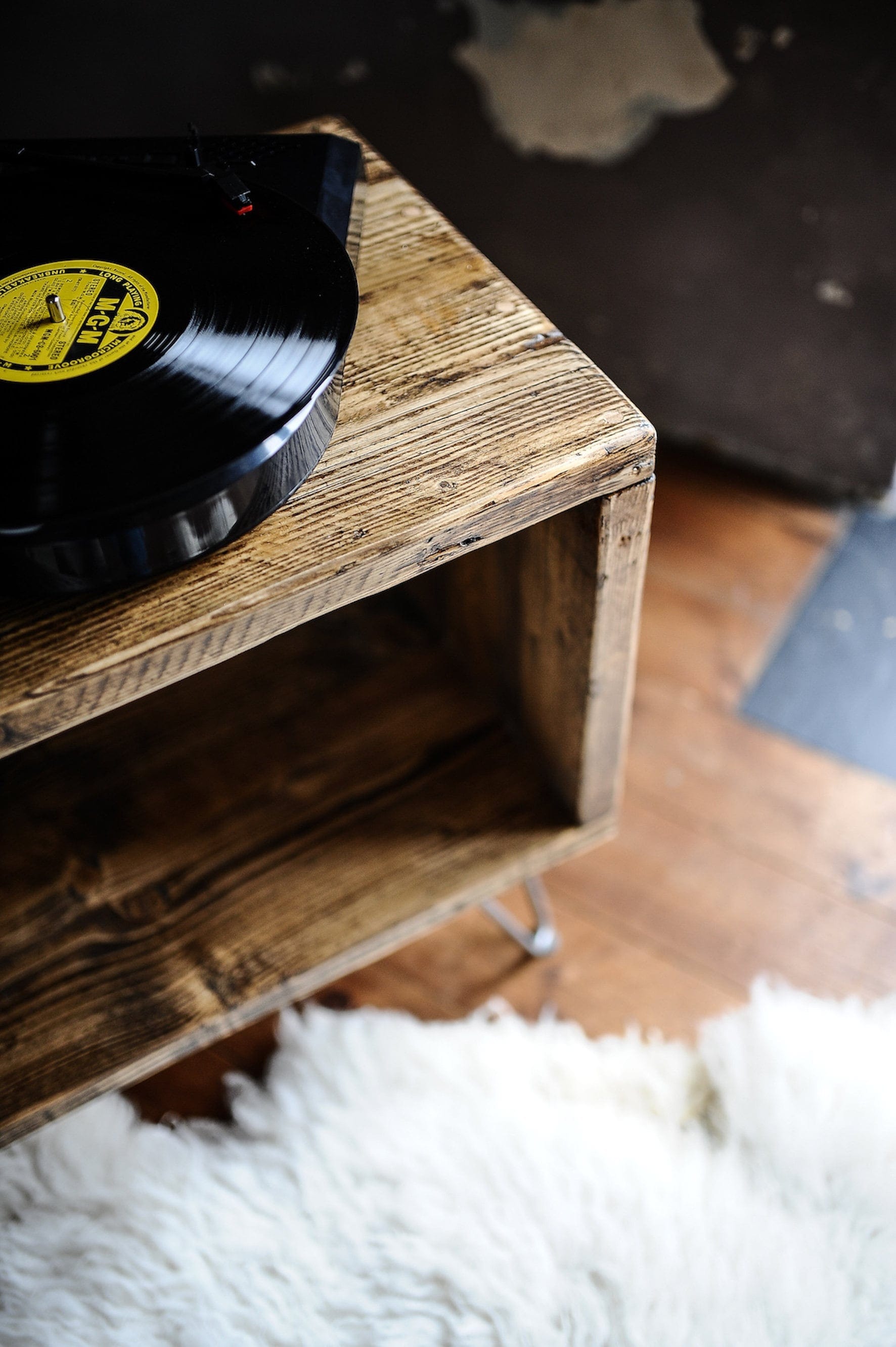 7MAGOKfurniture record player stand Vinyl Record Player Stand in Solid Wood on Hairpin Legs, Customisable | RECLAIMED Collection