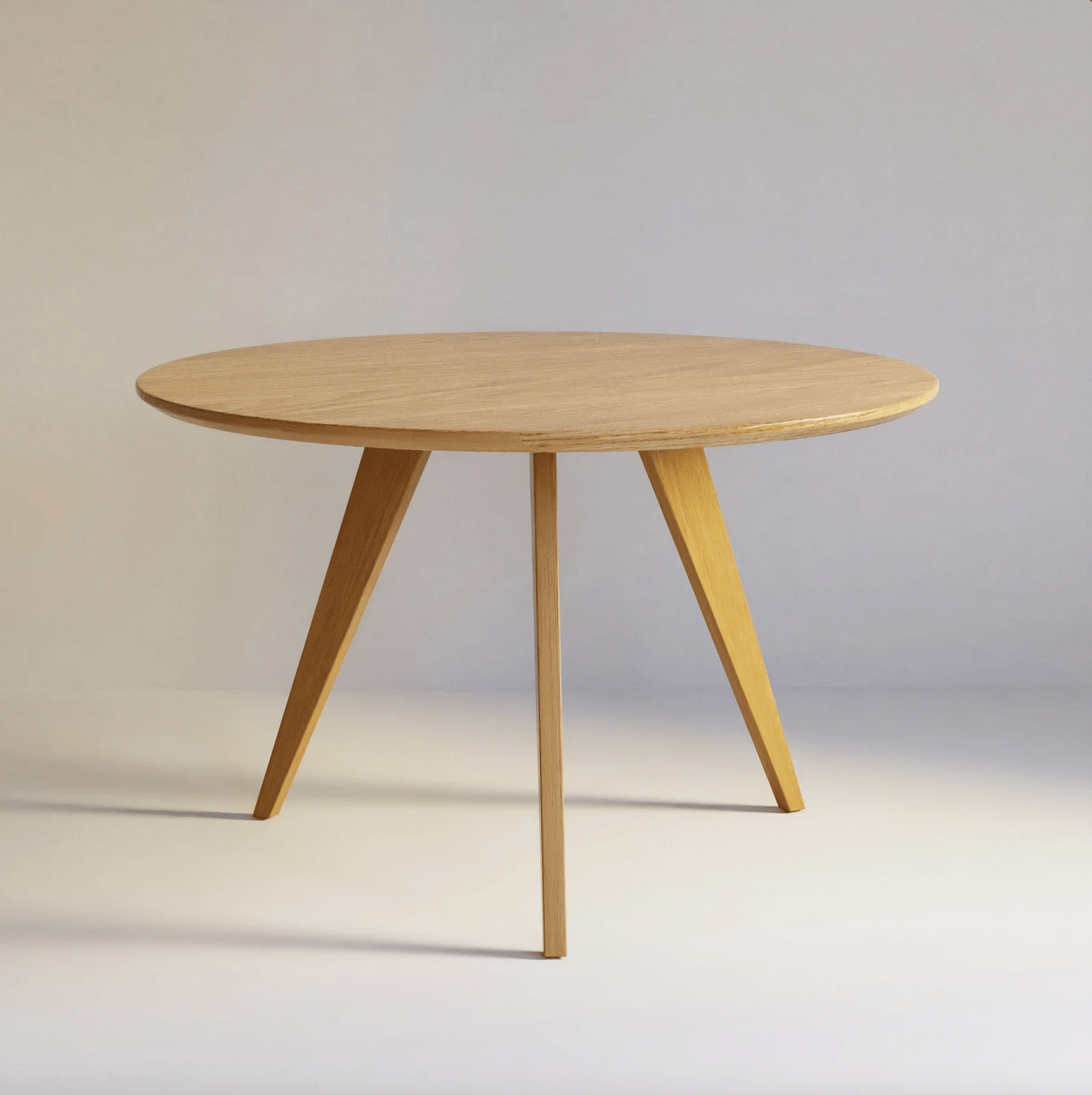 Round Dining Table 3 legged, Solid Oak, 4-6 seater / KANTAR Collection